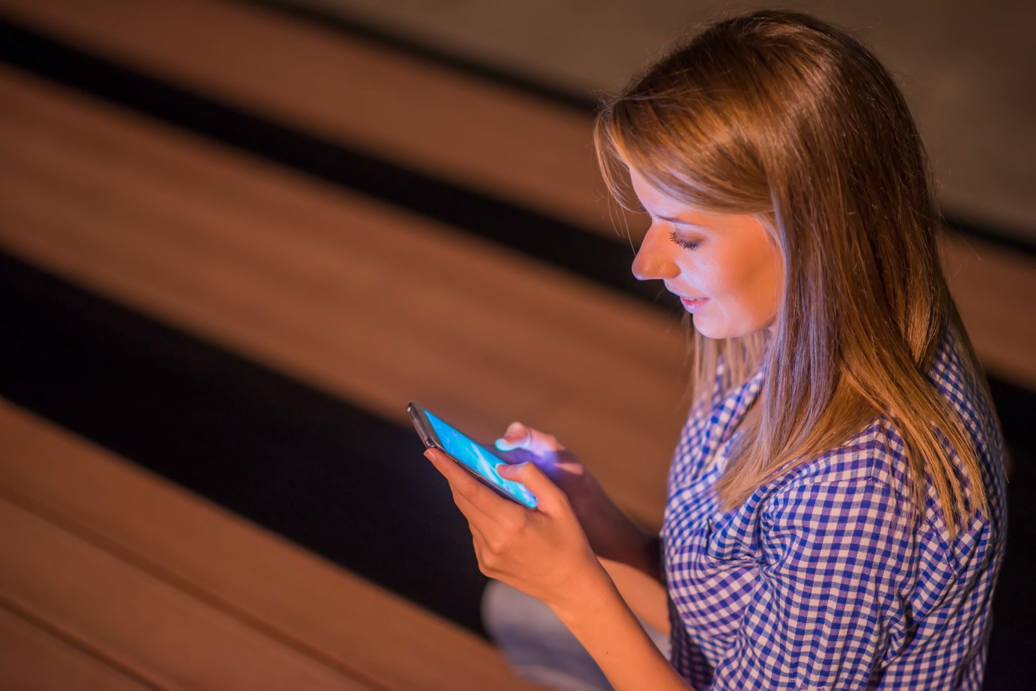 Девушка вступает в тематический чат для знакомств