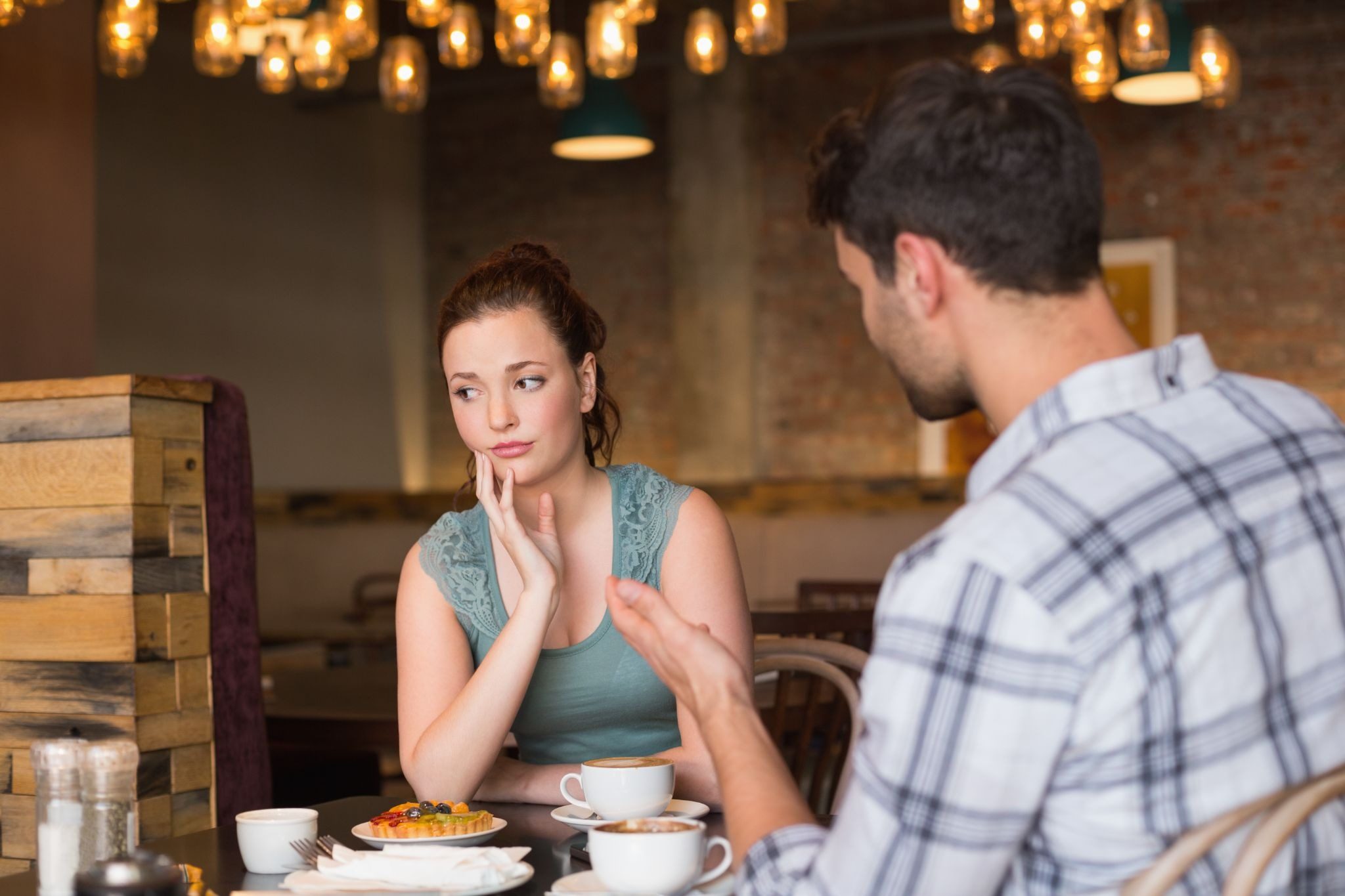 Девушка выглядит некомфортно на плохом первом свидании