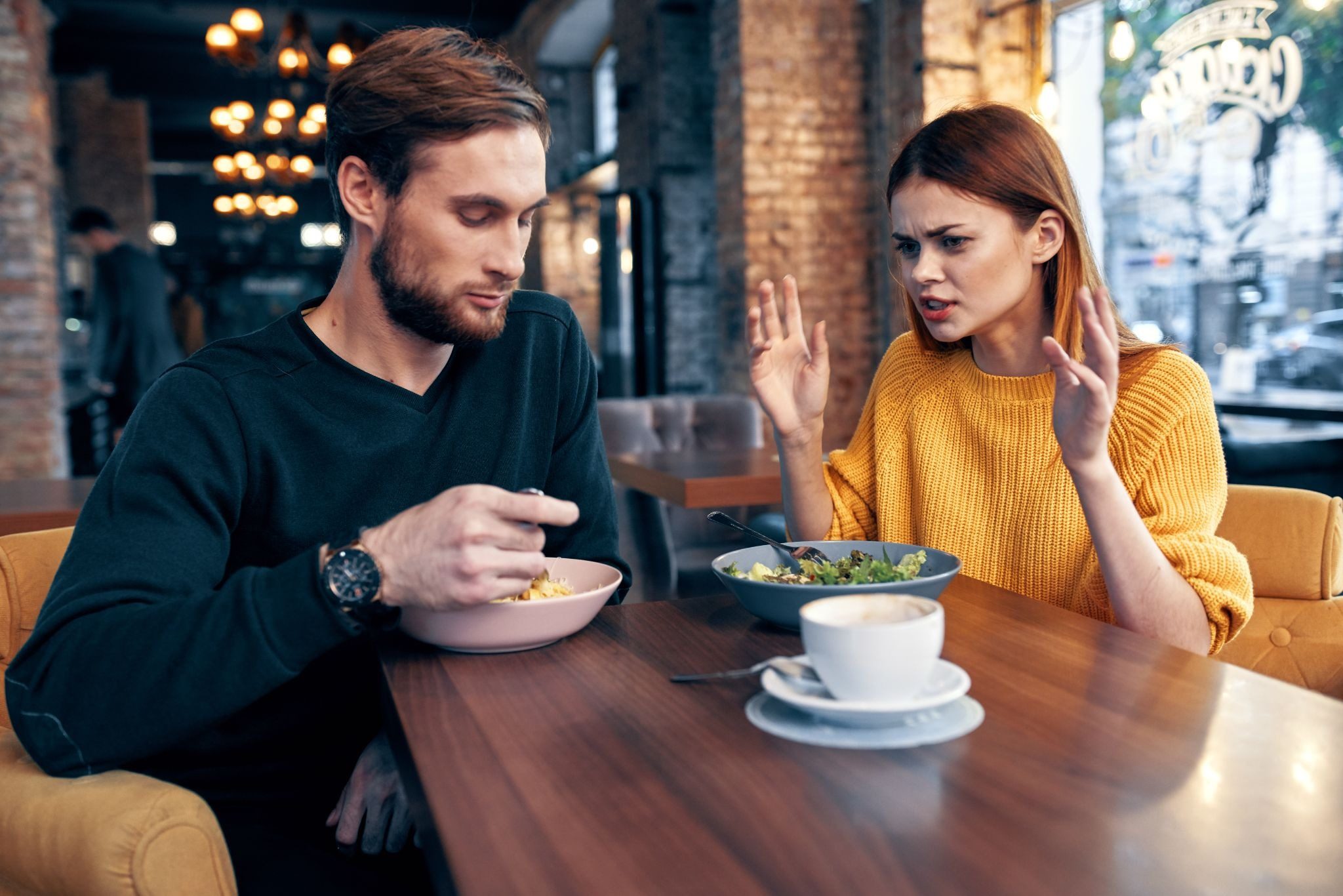 Девушка уходит со свидания под предлогом плохого самочувствия