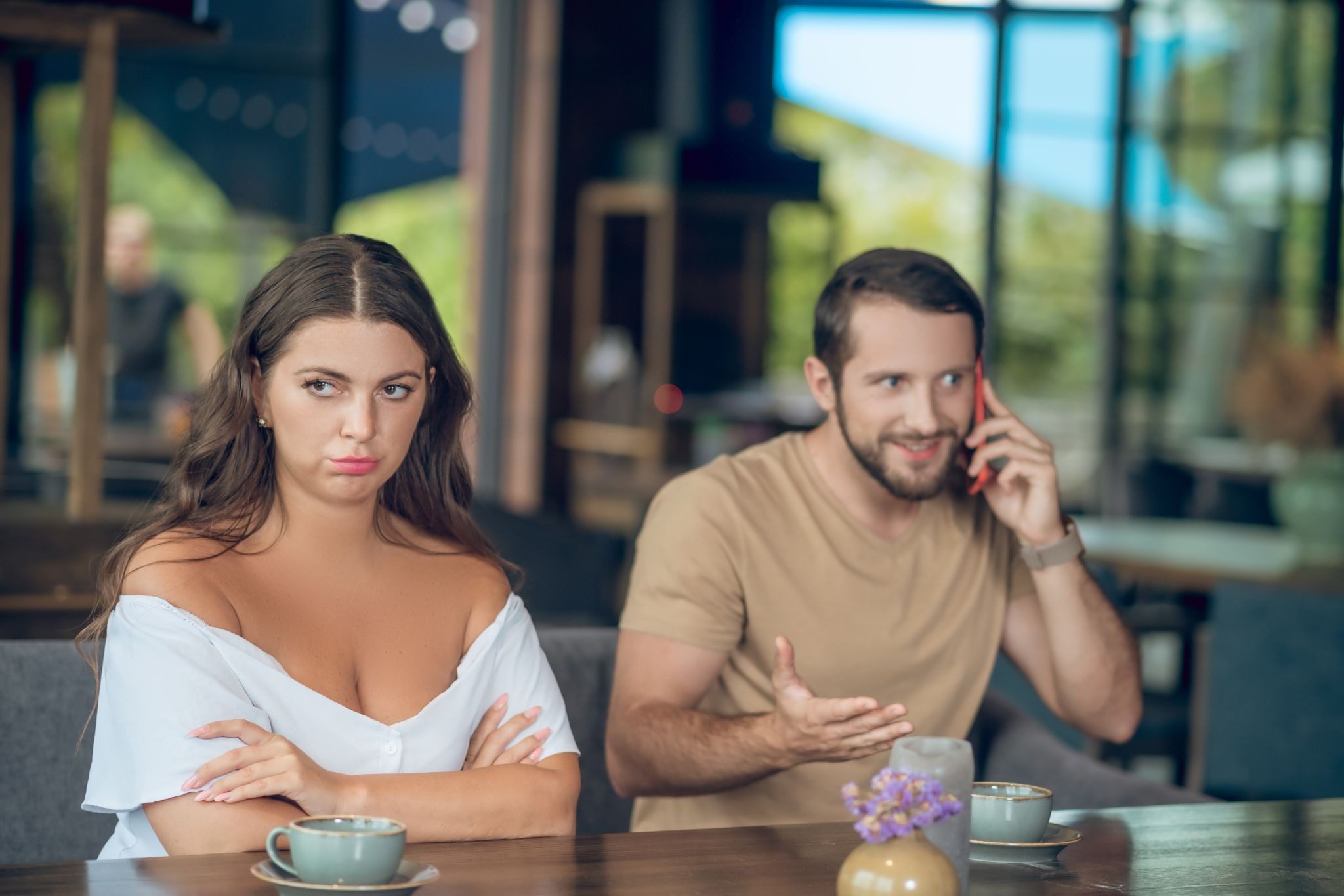 Безопасный выход девушки со свидания в людном месте