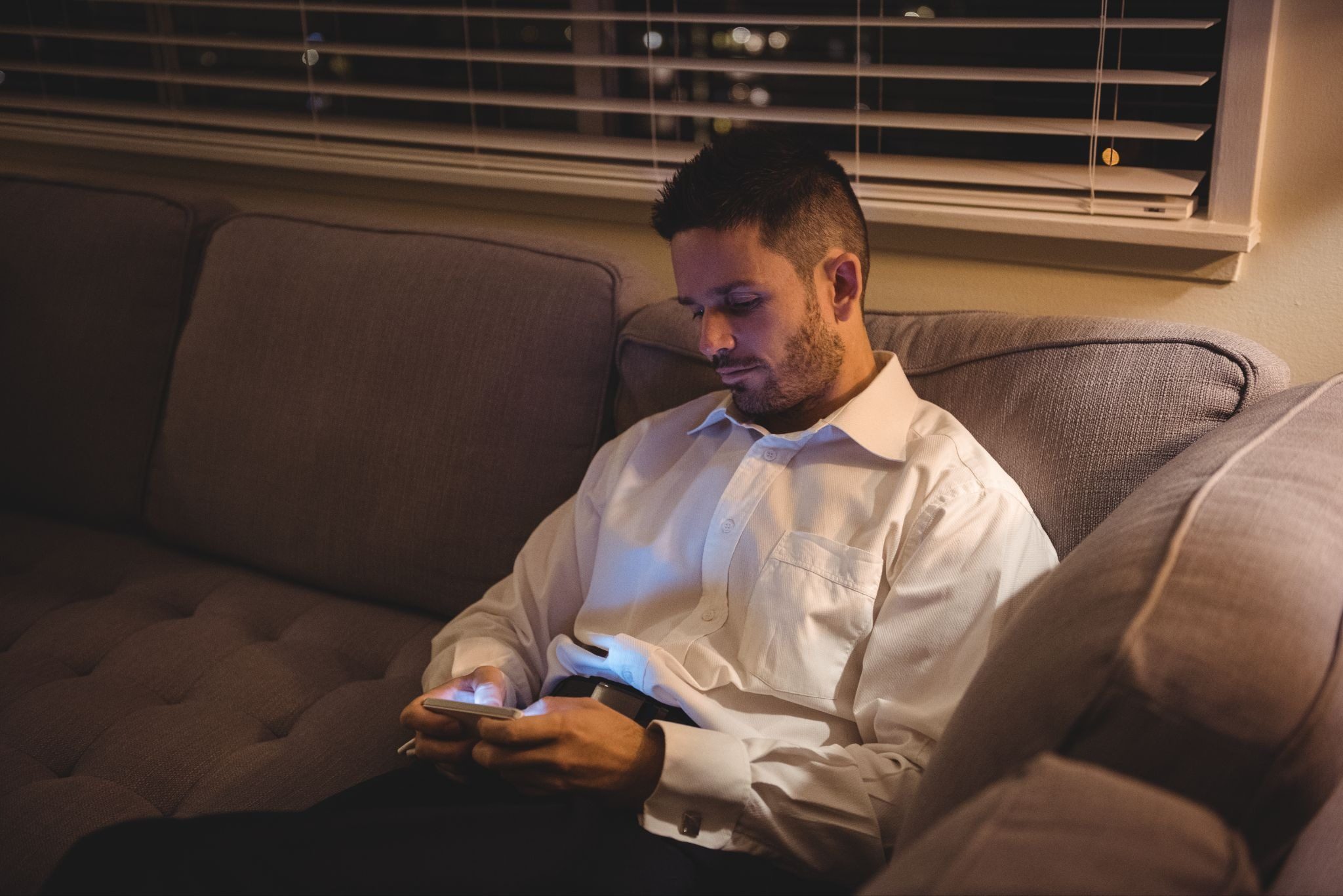 парень создает привлекательный профиль для знакомств