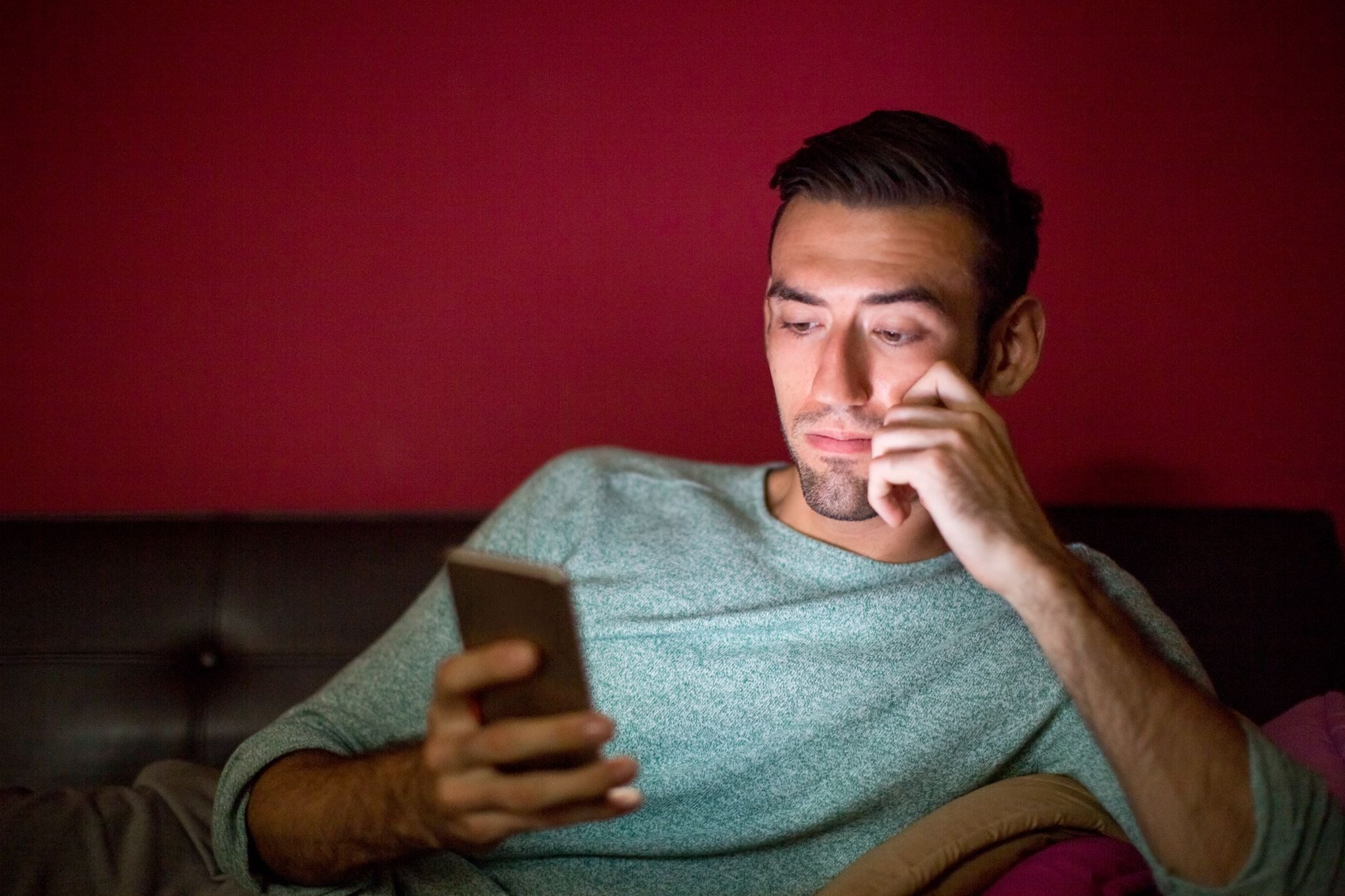 Мужчина создает профиль на сайте знакомств без стыда