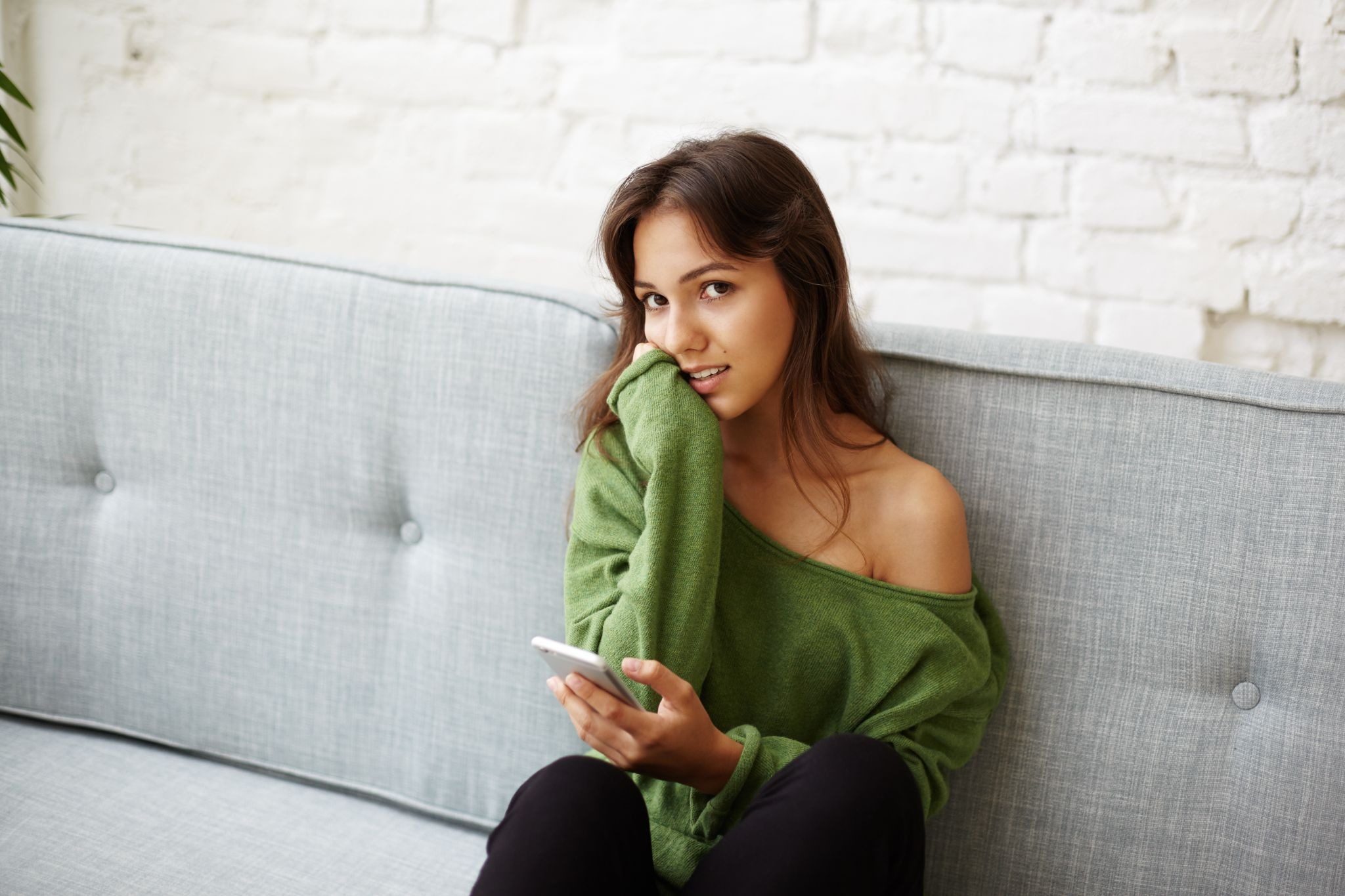 Женщина уверенно использует приложение для поиска отношений