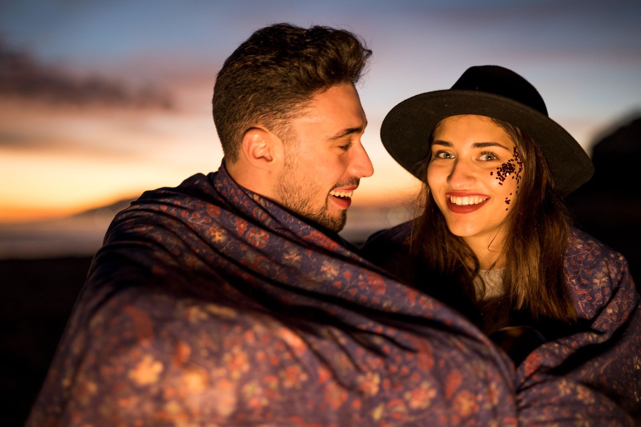 Счастливая пара познакомилась онлайн и встретилась вживую