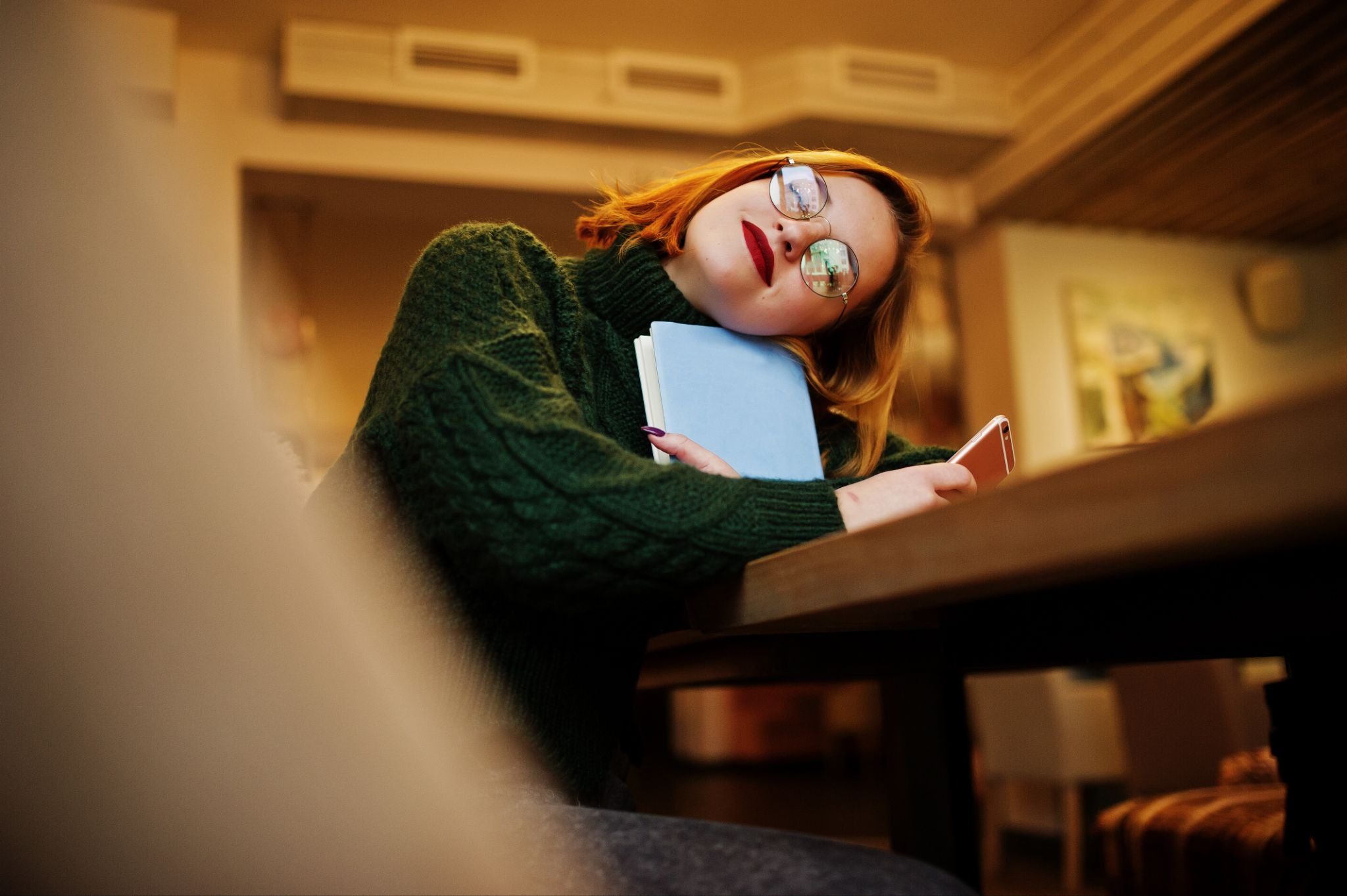 Женщина фантазирует об идеальном образе собеседника из переписки