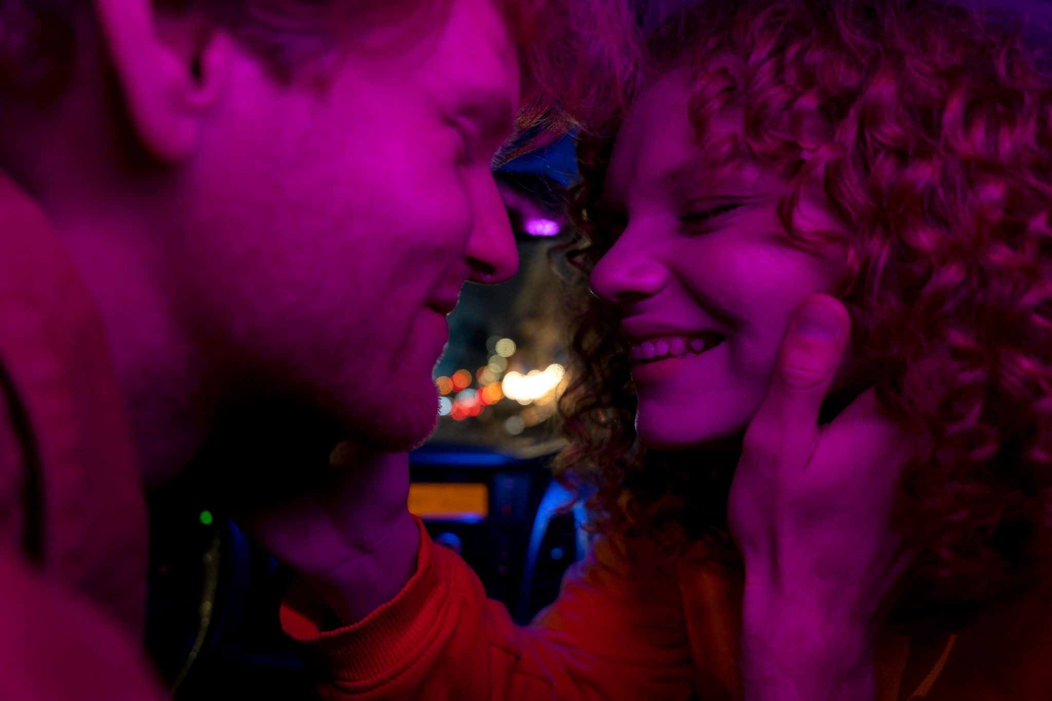 Мужчина и девушка танцуют вместе после знакомства в клубе