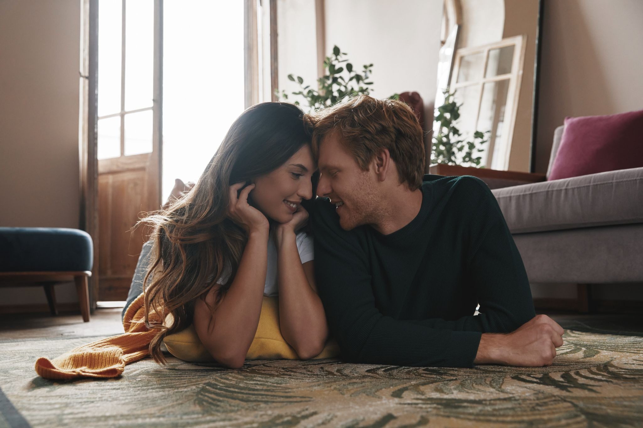 Женщина проявляет инициативу и соблазняет мужчину взглядом