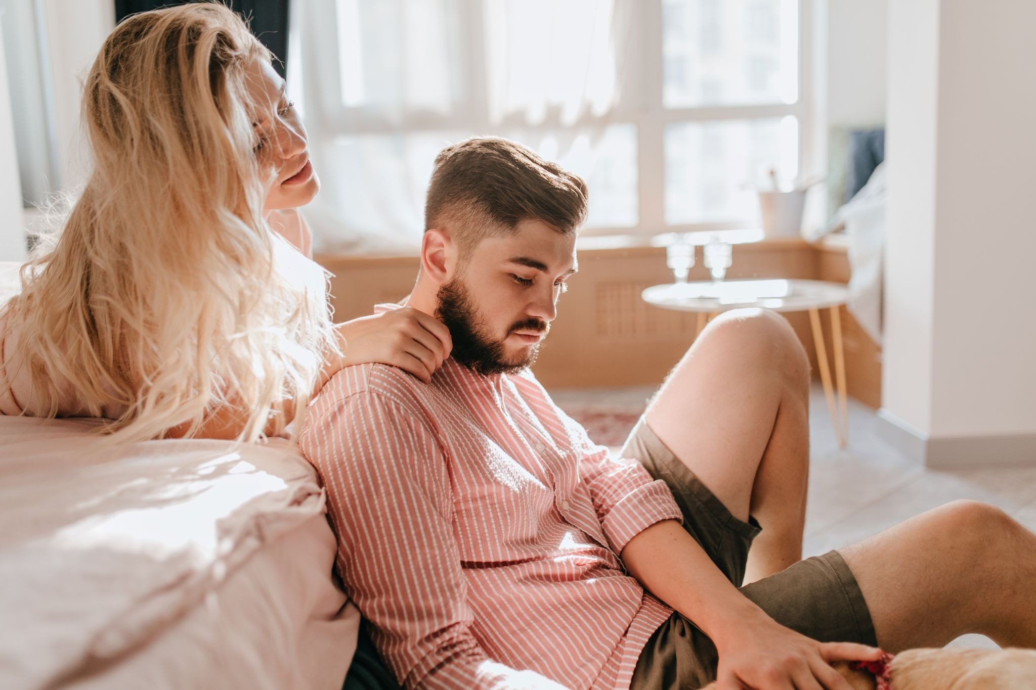 Девушка делает легкие прикосновения к руке мужчины