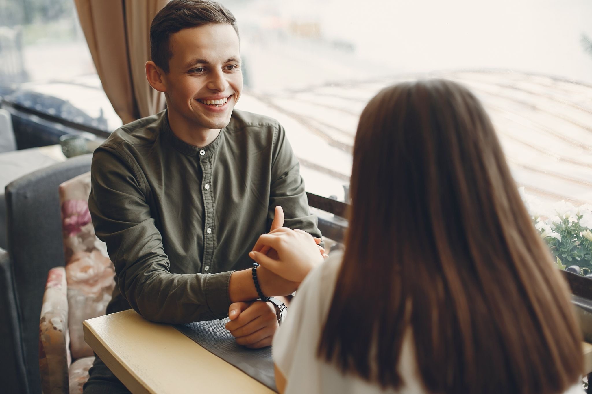 Парень выбирает конкретное место для первого свидания с девушкой