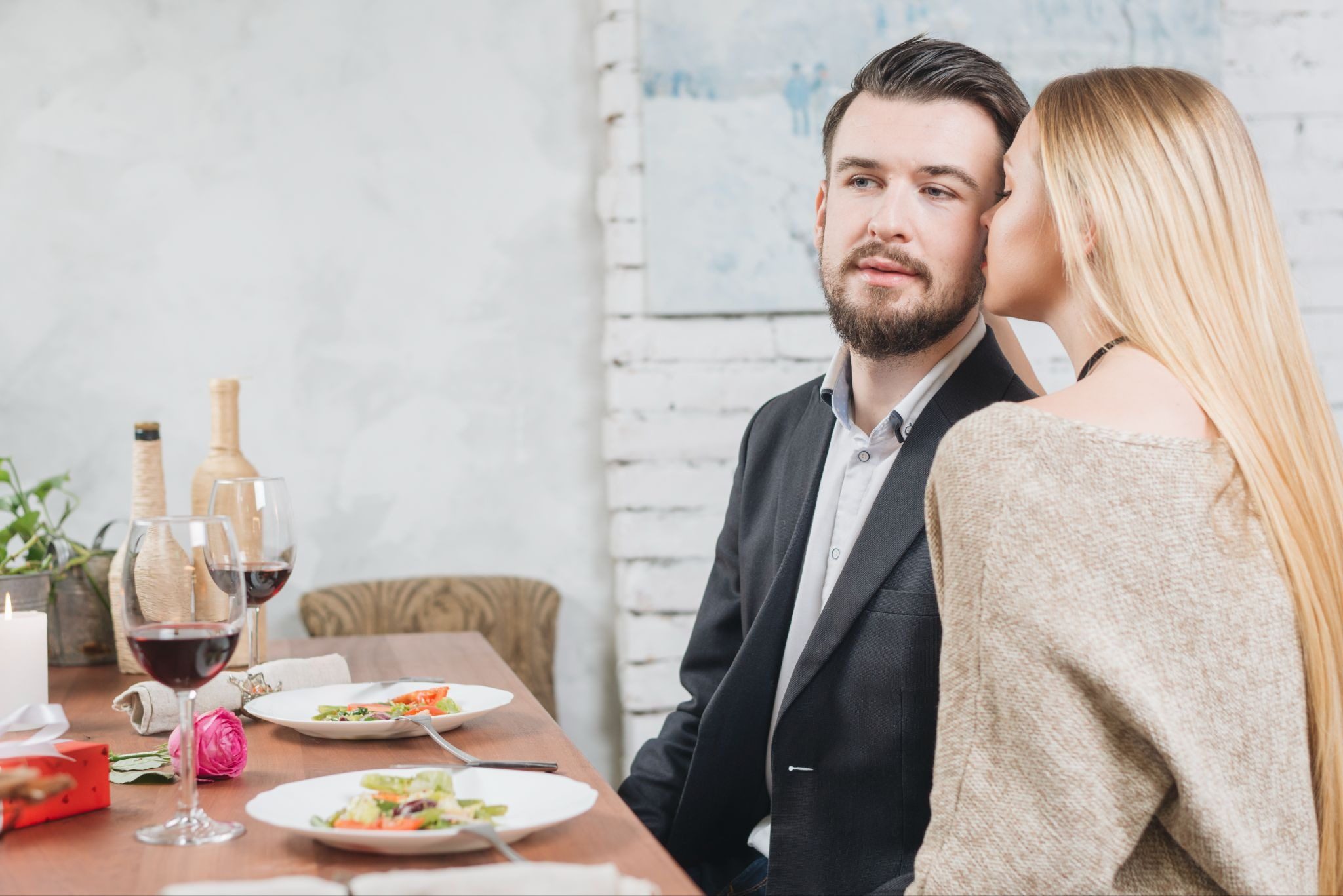 мужчина флиртует с любовницей