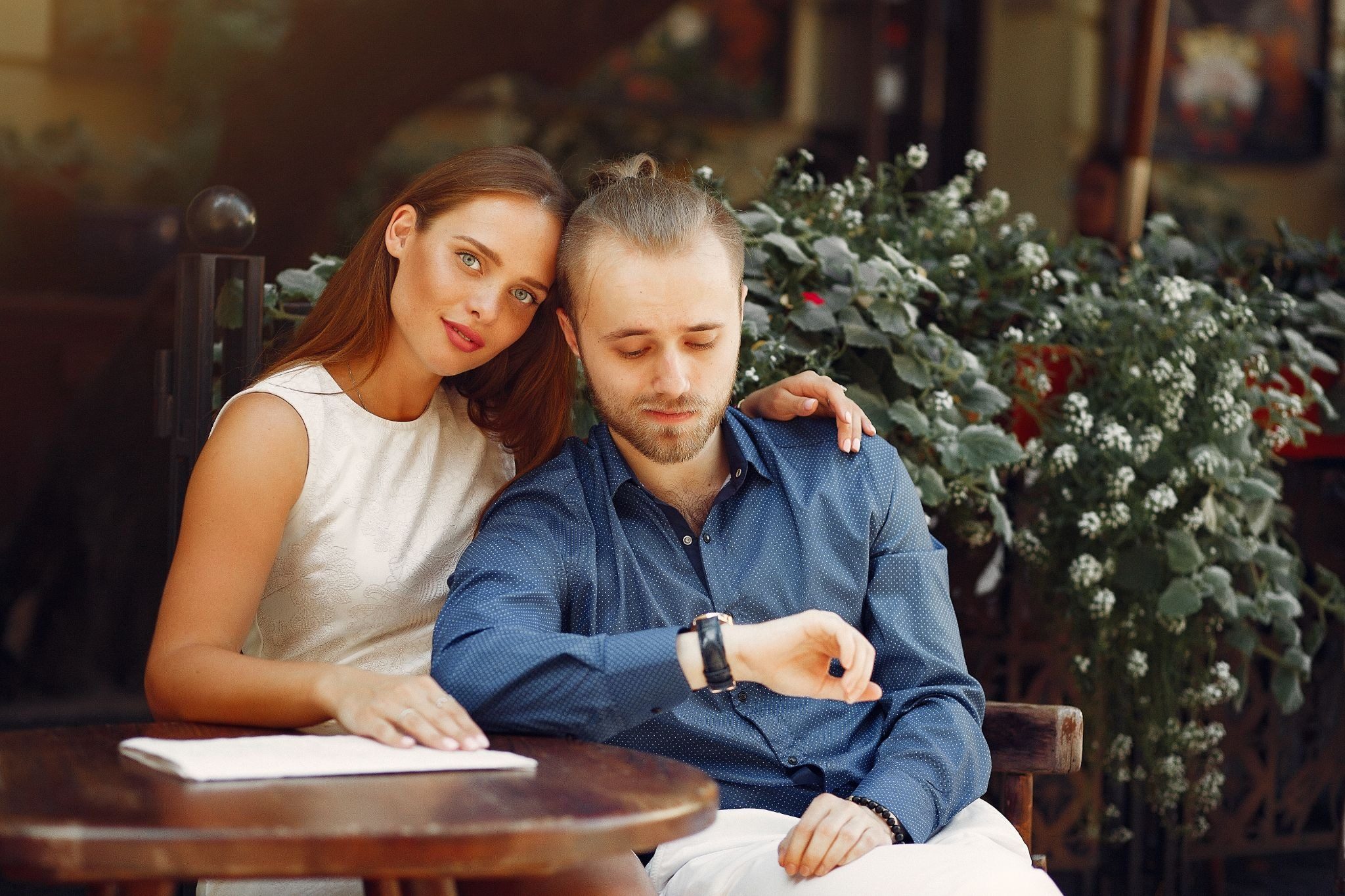 Девушка замечает что мужчина уклоняется от встреч в выходные