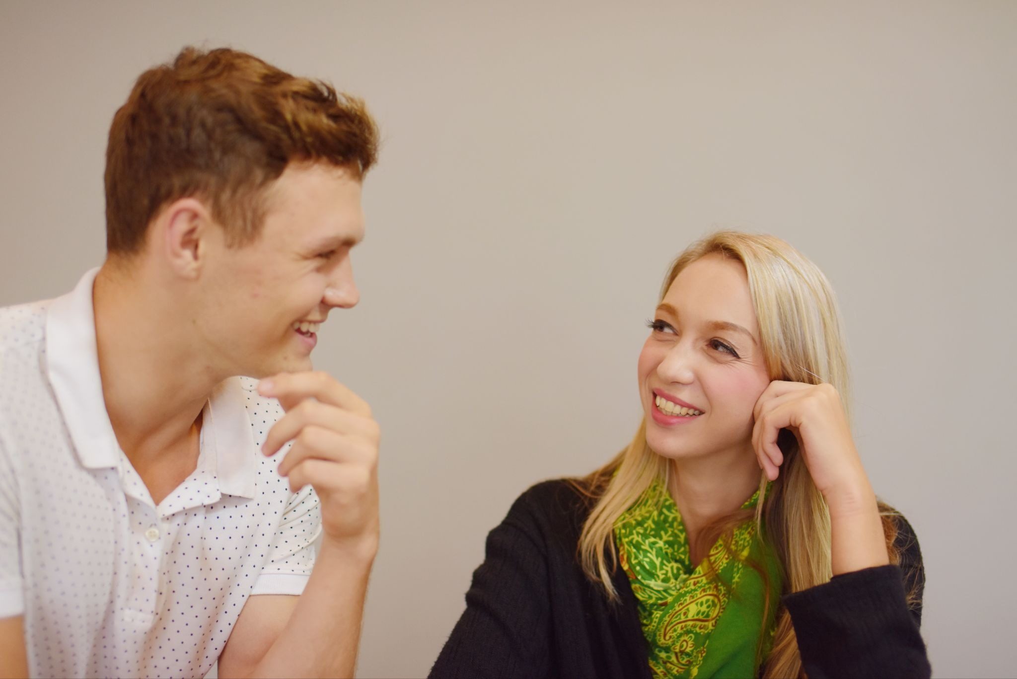 Девушка решается подойти к парню первой на вечеринке