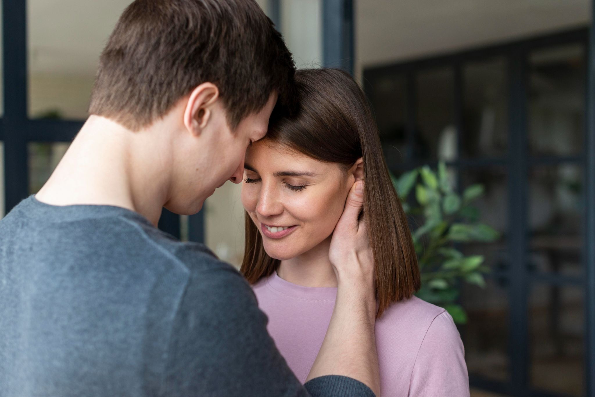 Девушка краснеет при разговоре с симпатичным парнем