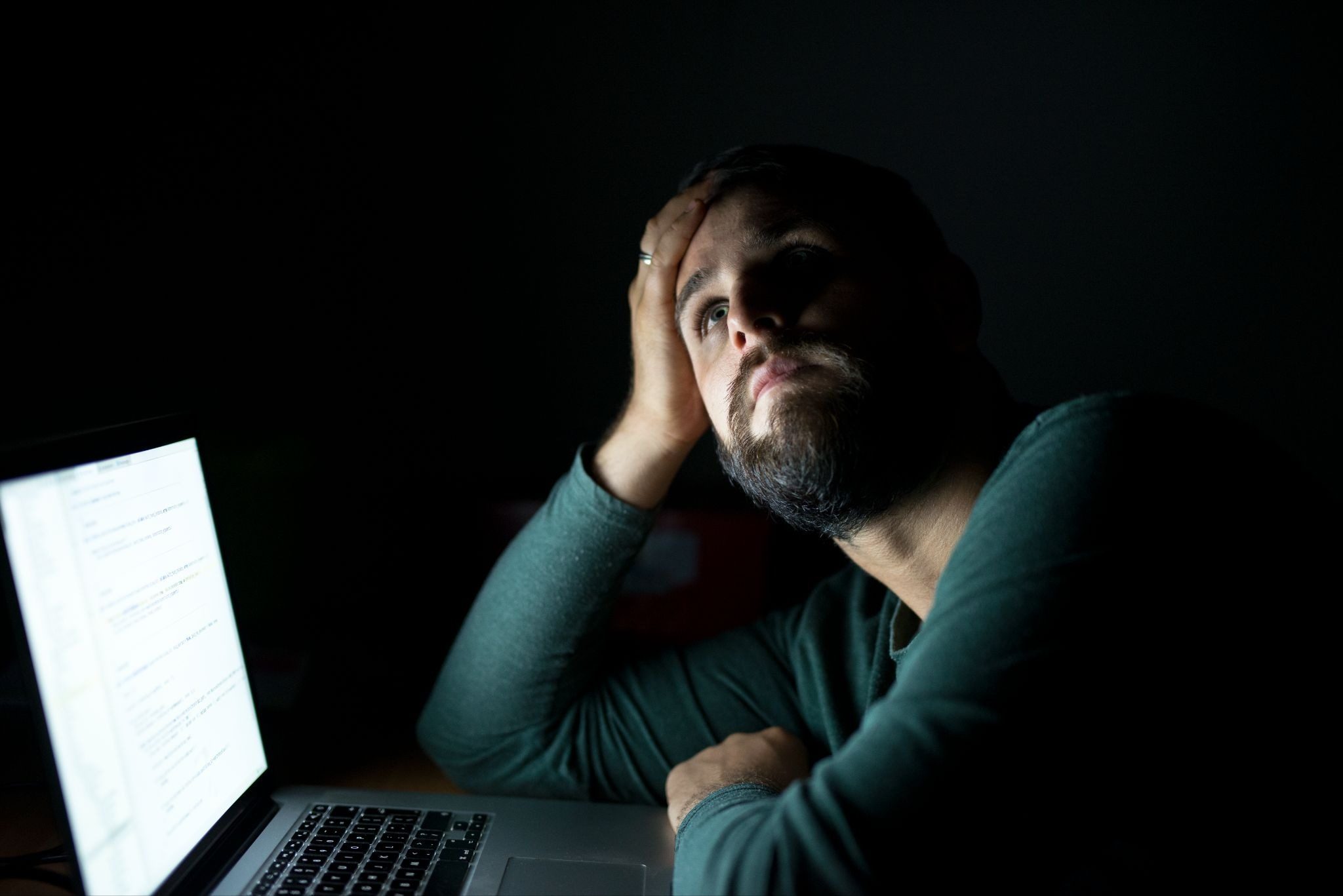 мужчина постоянно работает и у него нет девушки