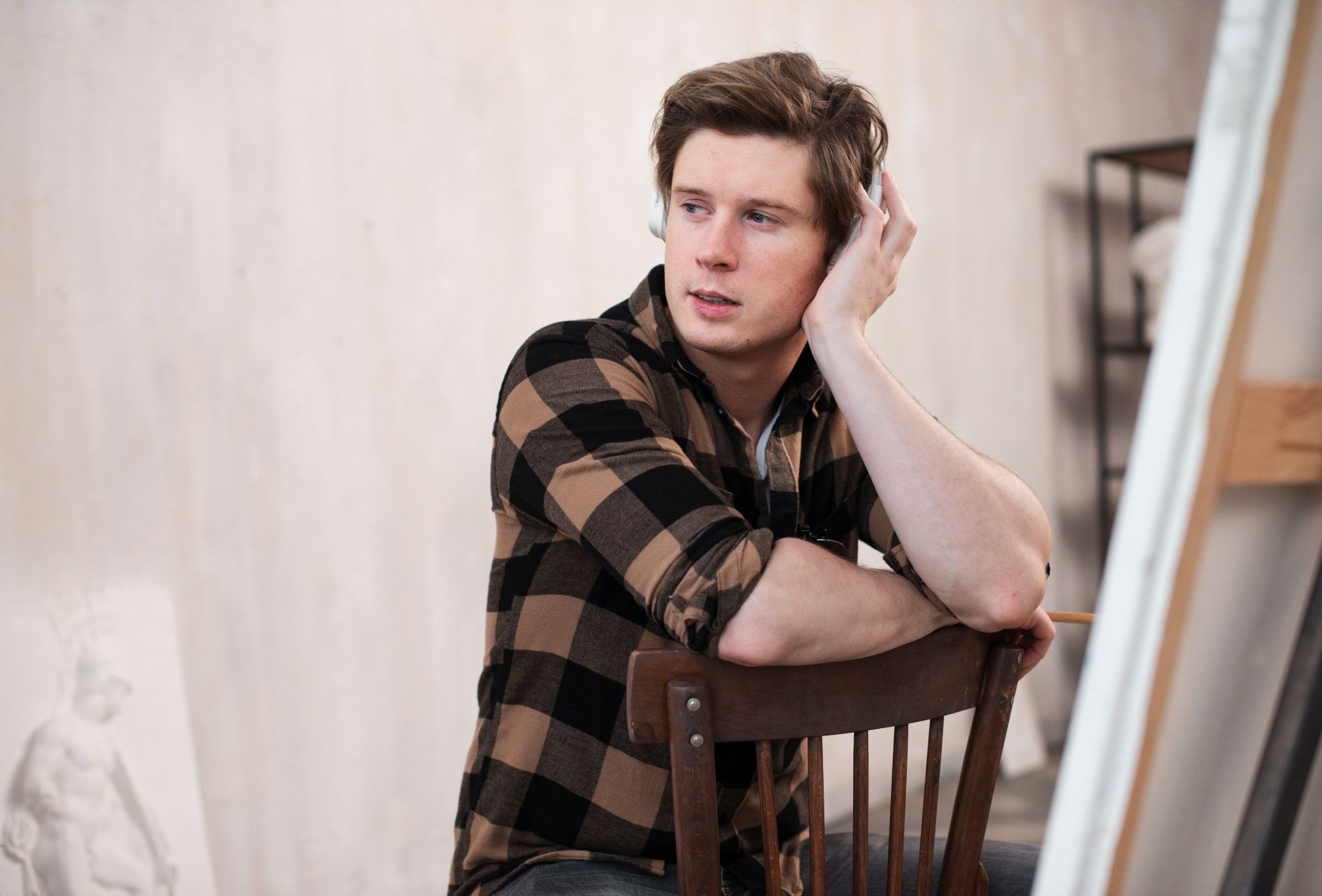 одинокий мужчина думает почему нет девушки