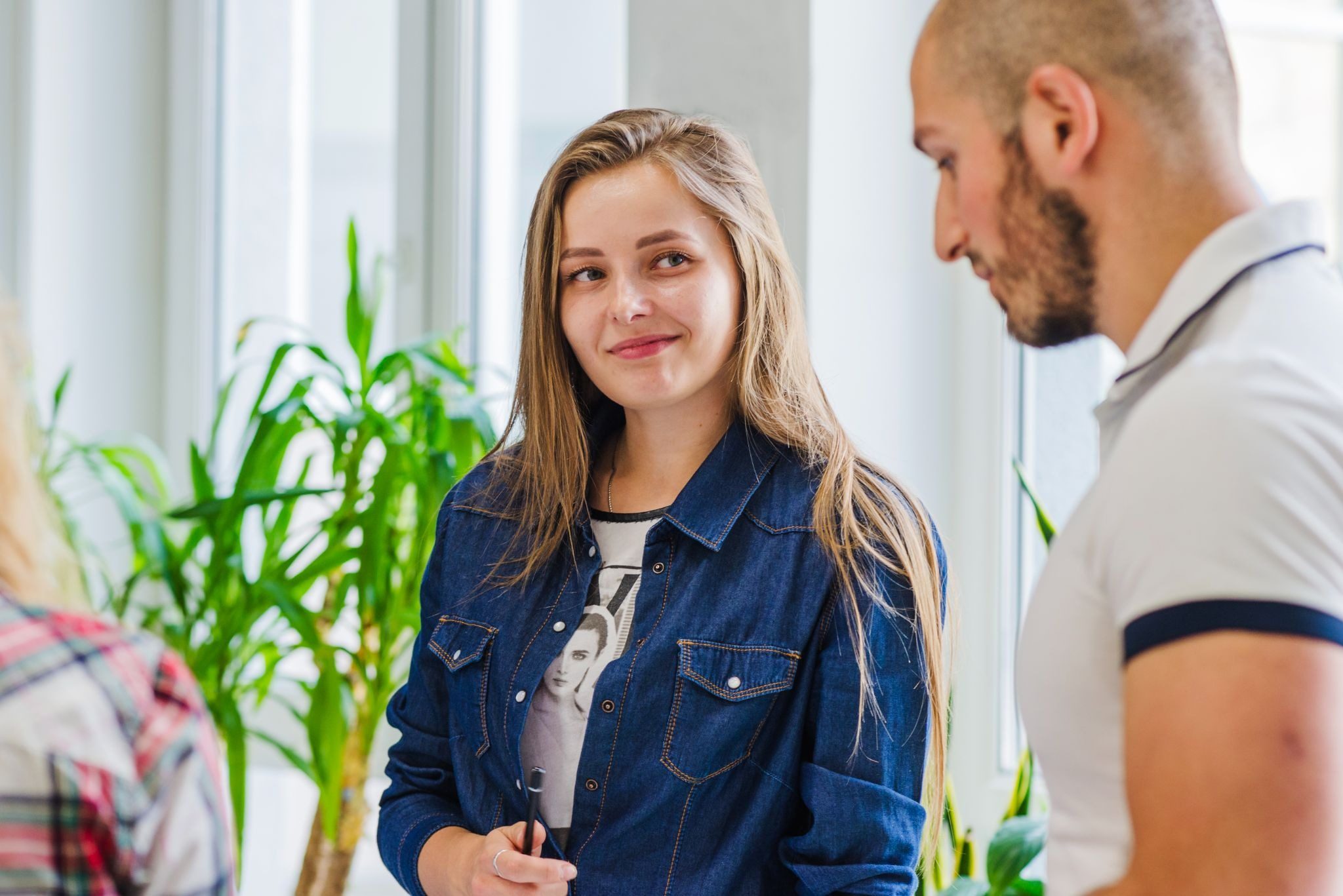 парень подходит к девушке для знакомства