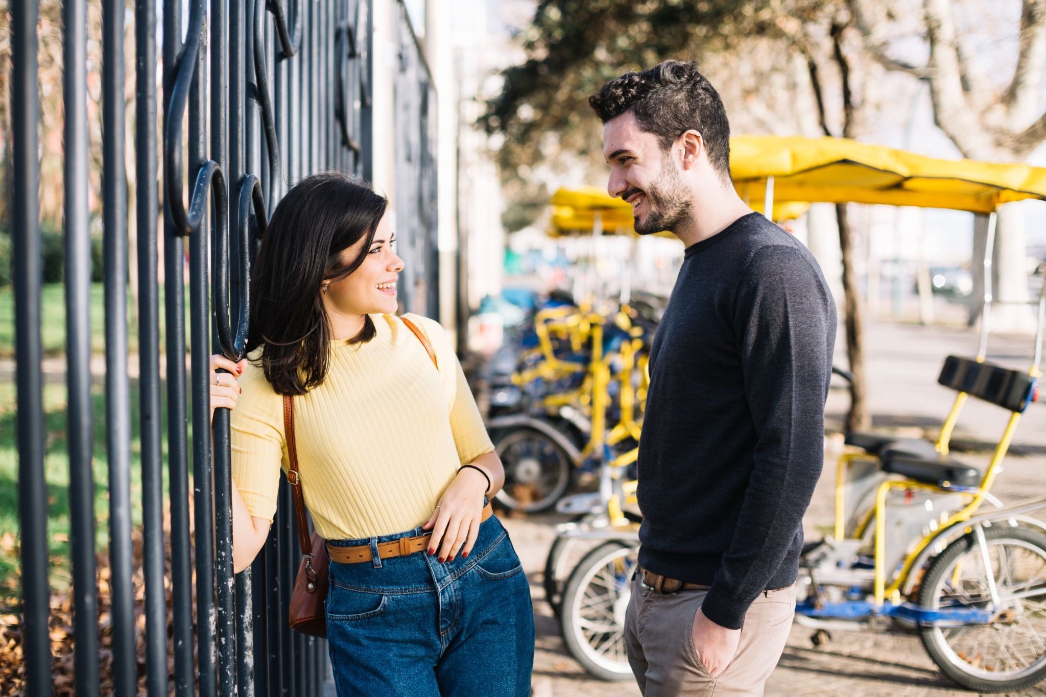 мужчина делает комплимент незнакомой девушке