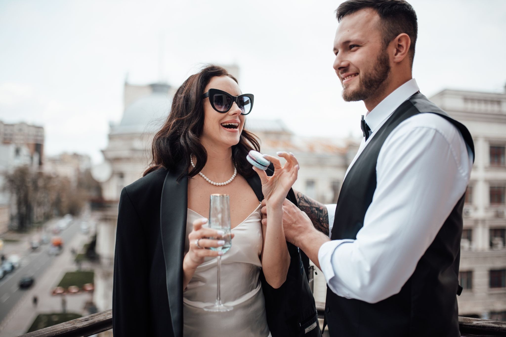 мужчина и женщина разговаривают в ресторане