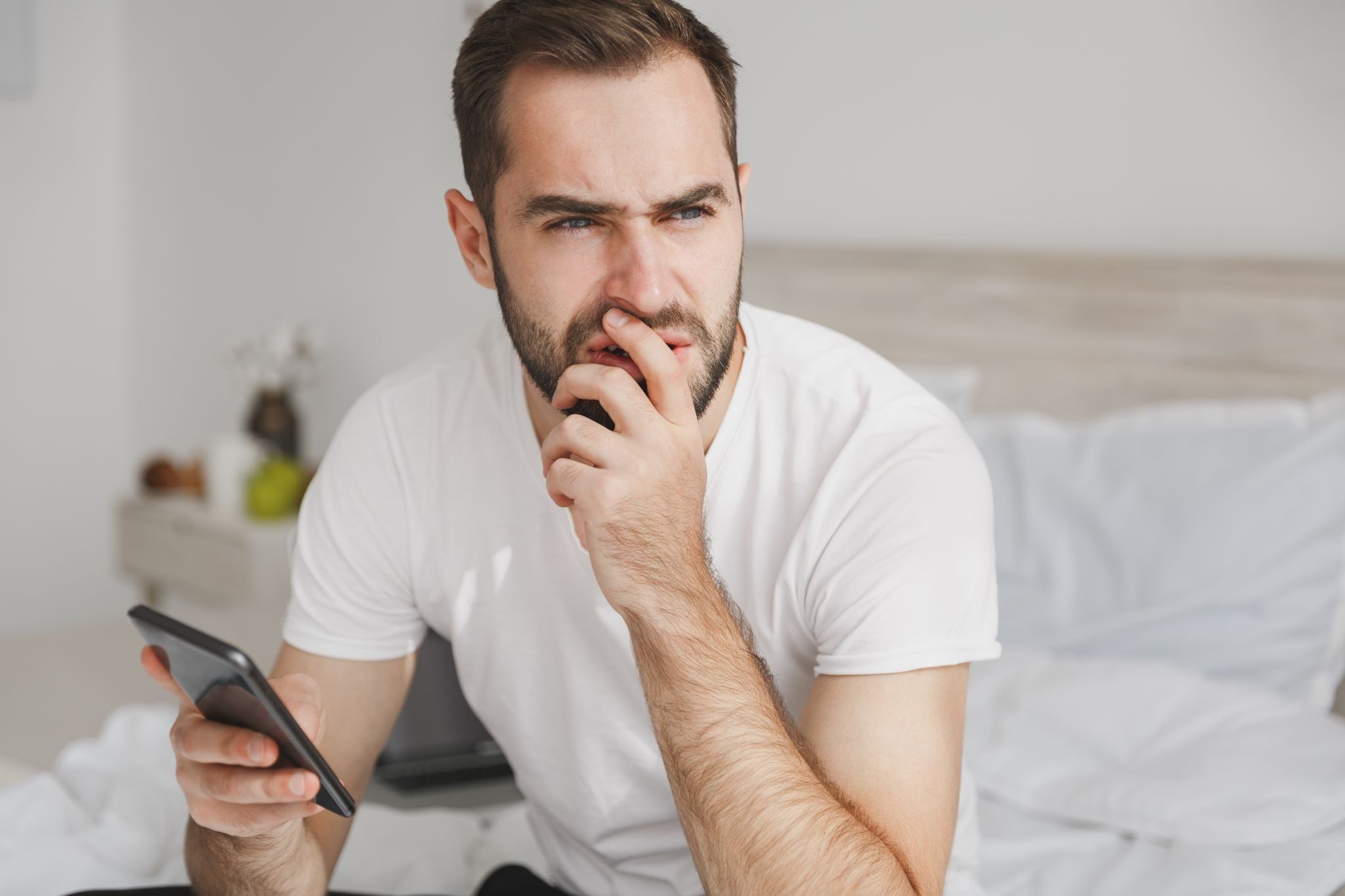 мужчина думает что написать девушке в чате