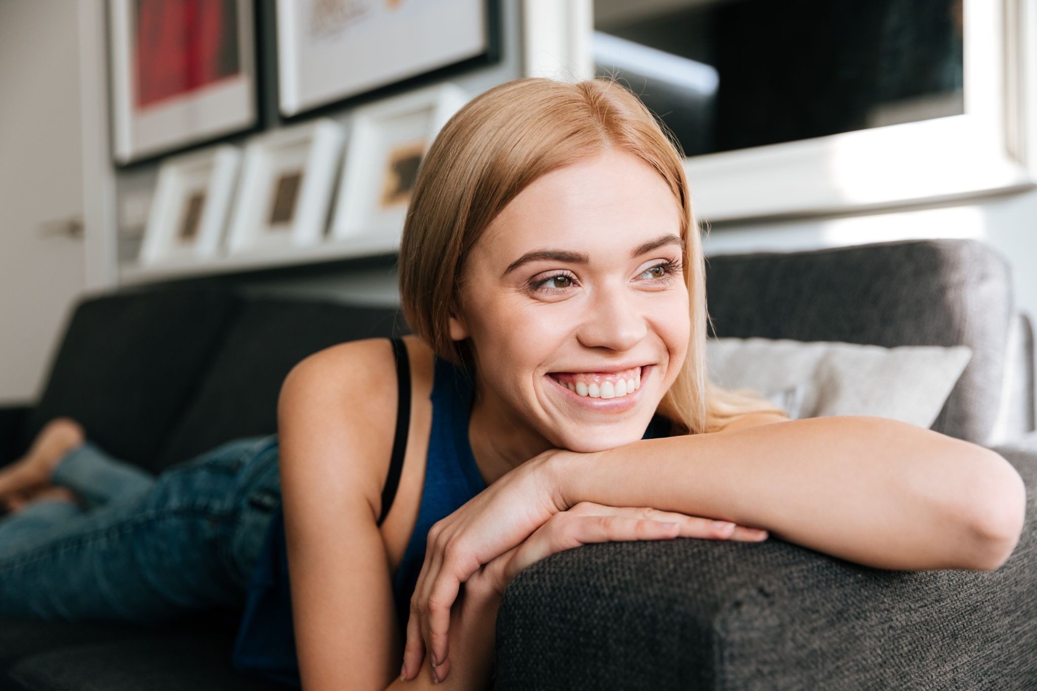 уверенный взгляд женщины в кадре