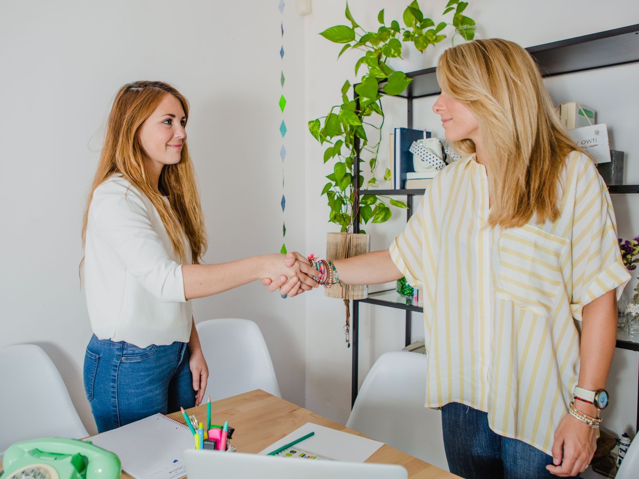 женщина спокойно общается без напряжения