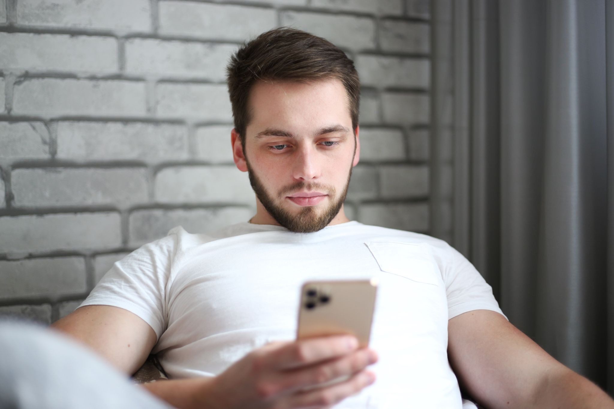 мужчина печатает описание профиля в тиндере