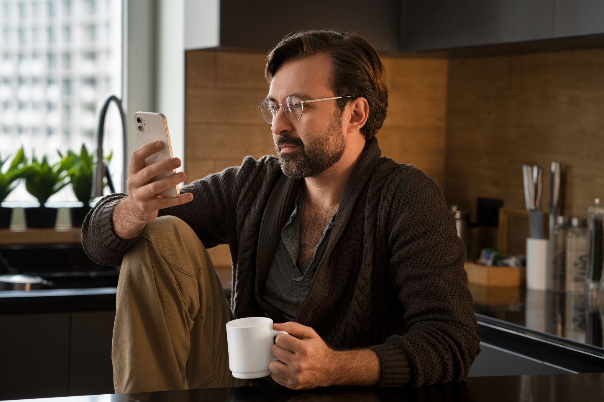 парень долго думает перед отправкой сообщения