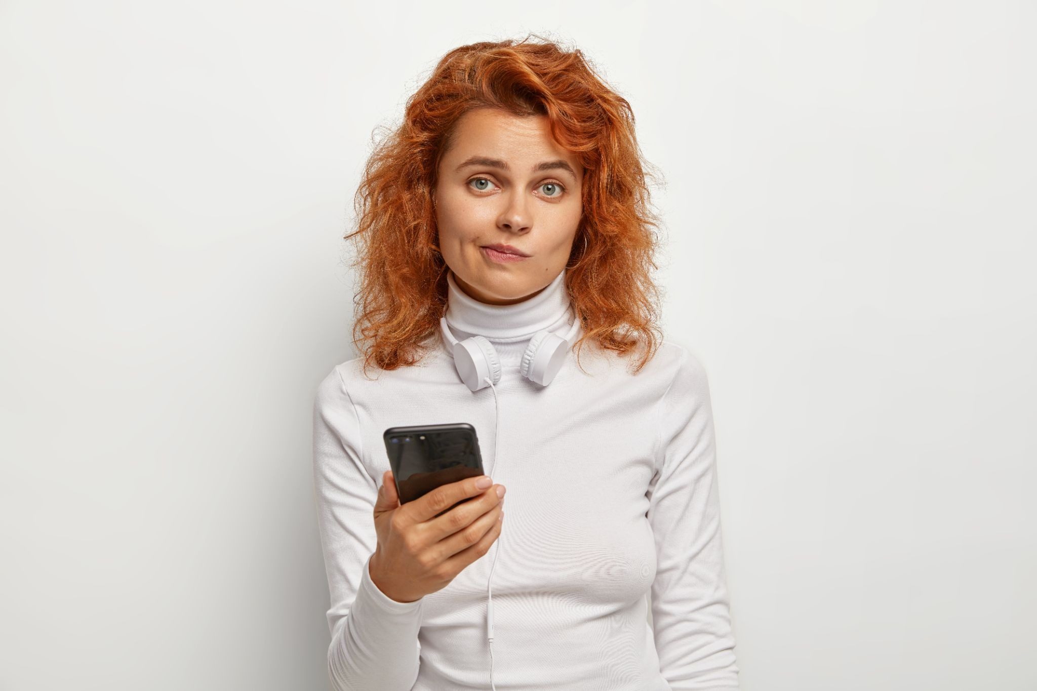 девушка листает сайт знакомств в телефоне