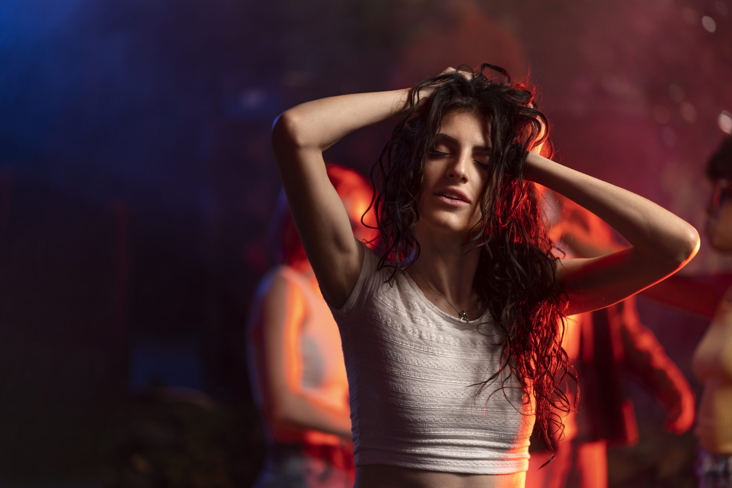 Девушка показывает сигналы интереса взглядом в ночном клубе