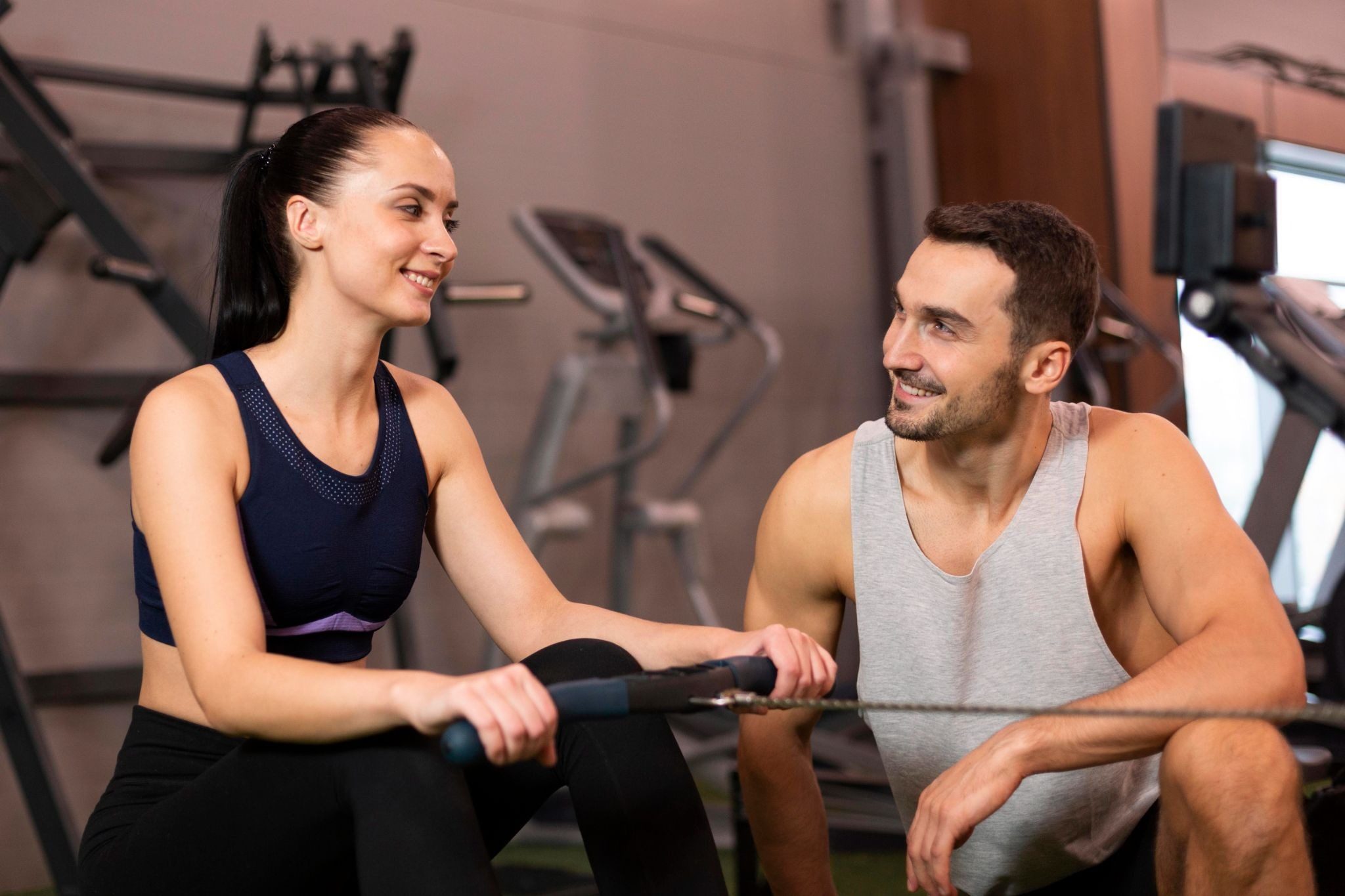 девушка улыбается мужчине в фитнес-клубе