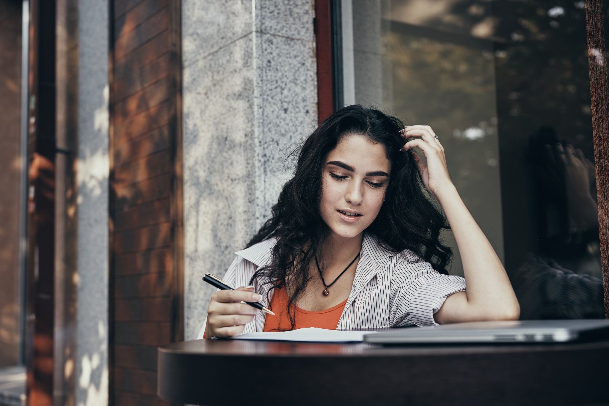 Женщина размышляет о прошлых отношениях