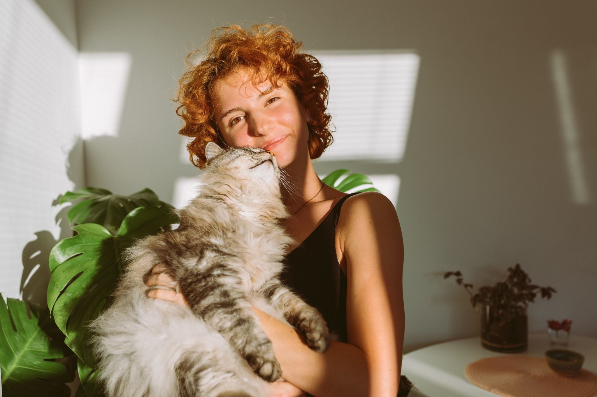 Девушка позирует с кошкой для фотографии в анкете