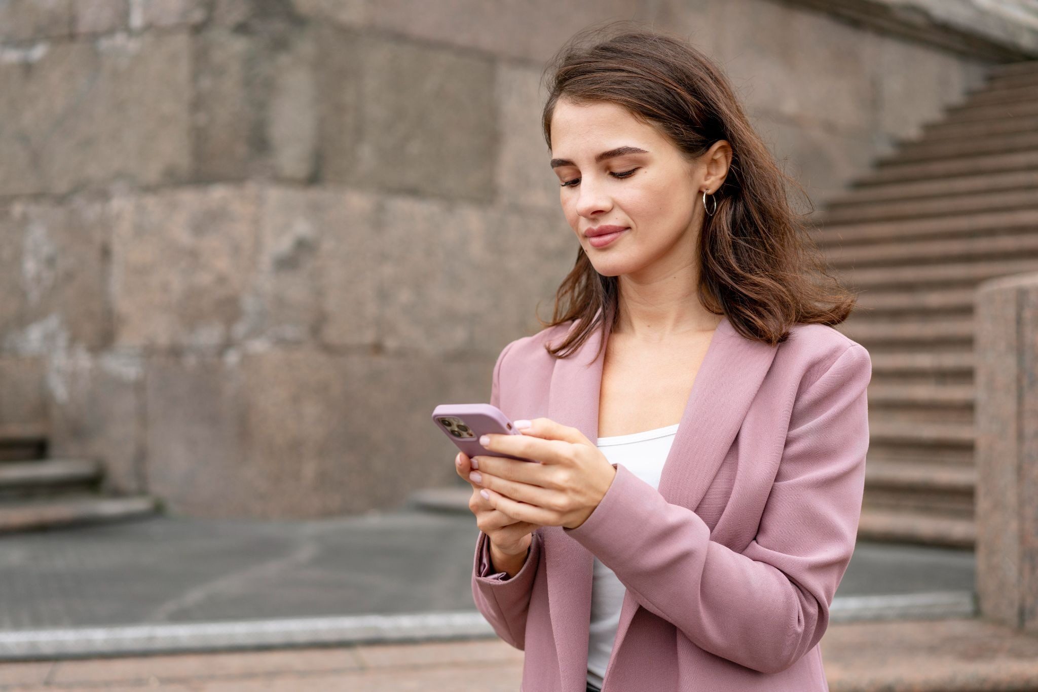 Девушка переписывается с мужчиной в смартфоне