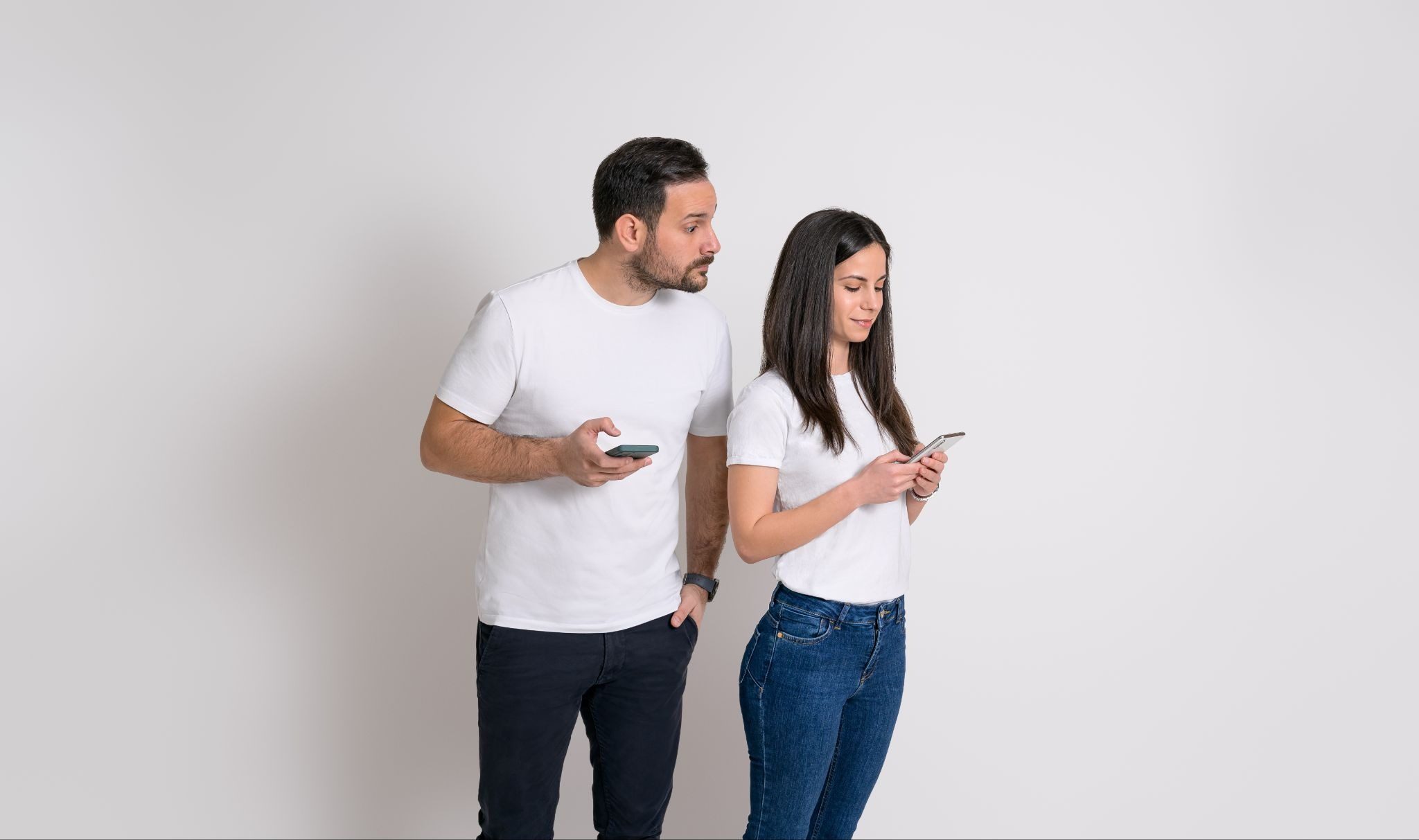 Девушка проверяет уведомления на смартфоне