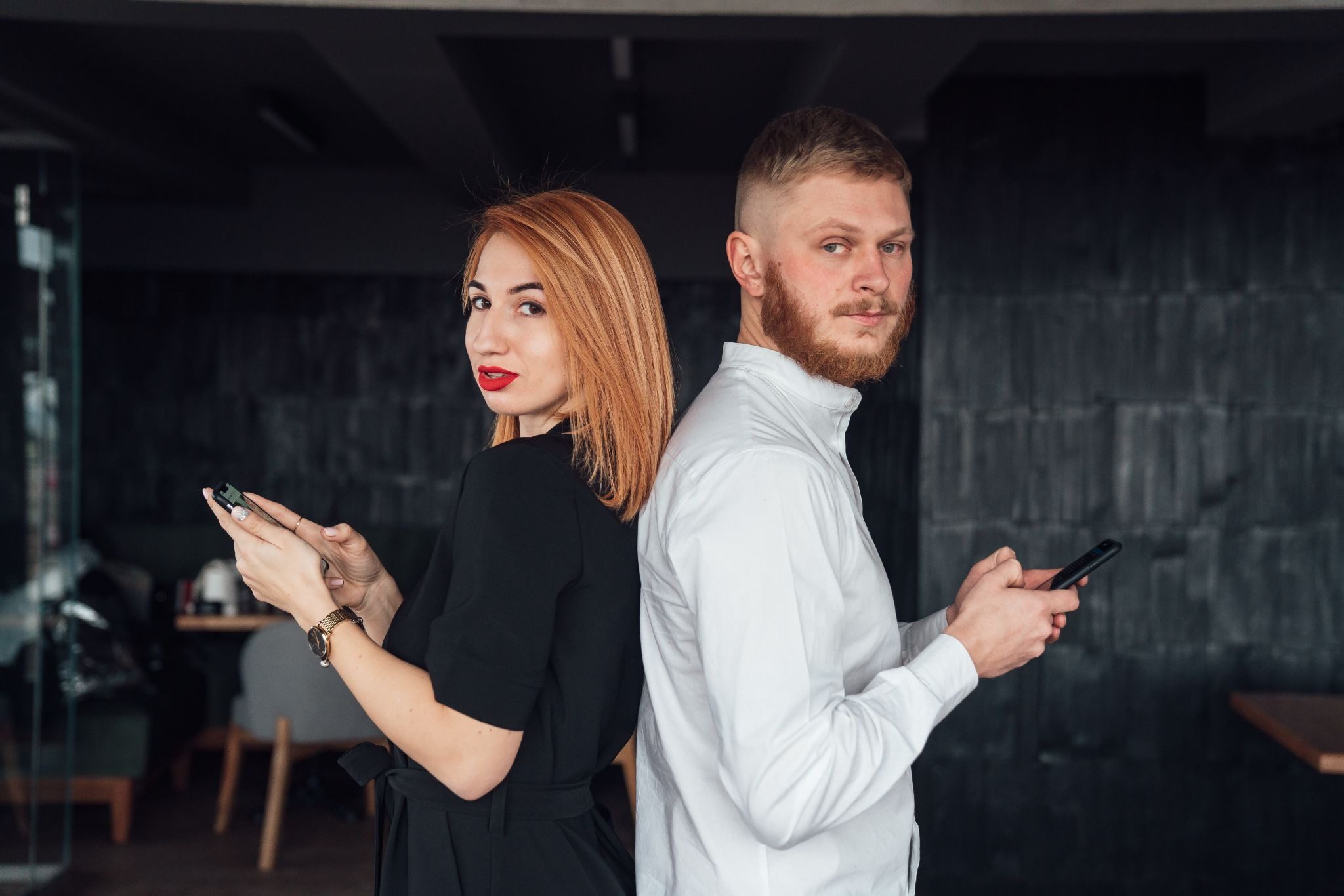 Девушка проверяет уведомления на смартфоне