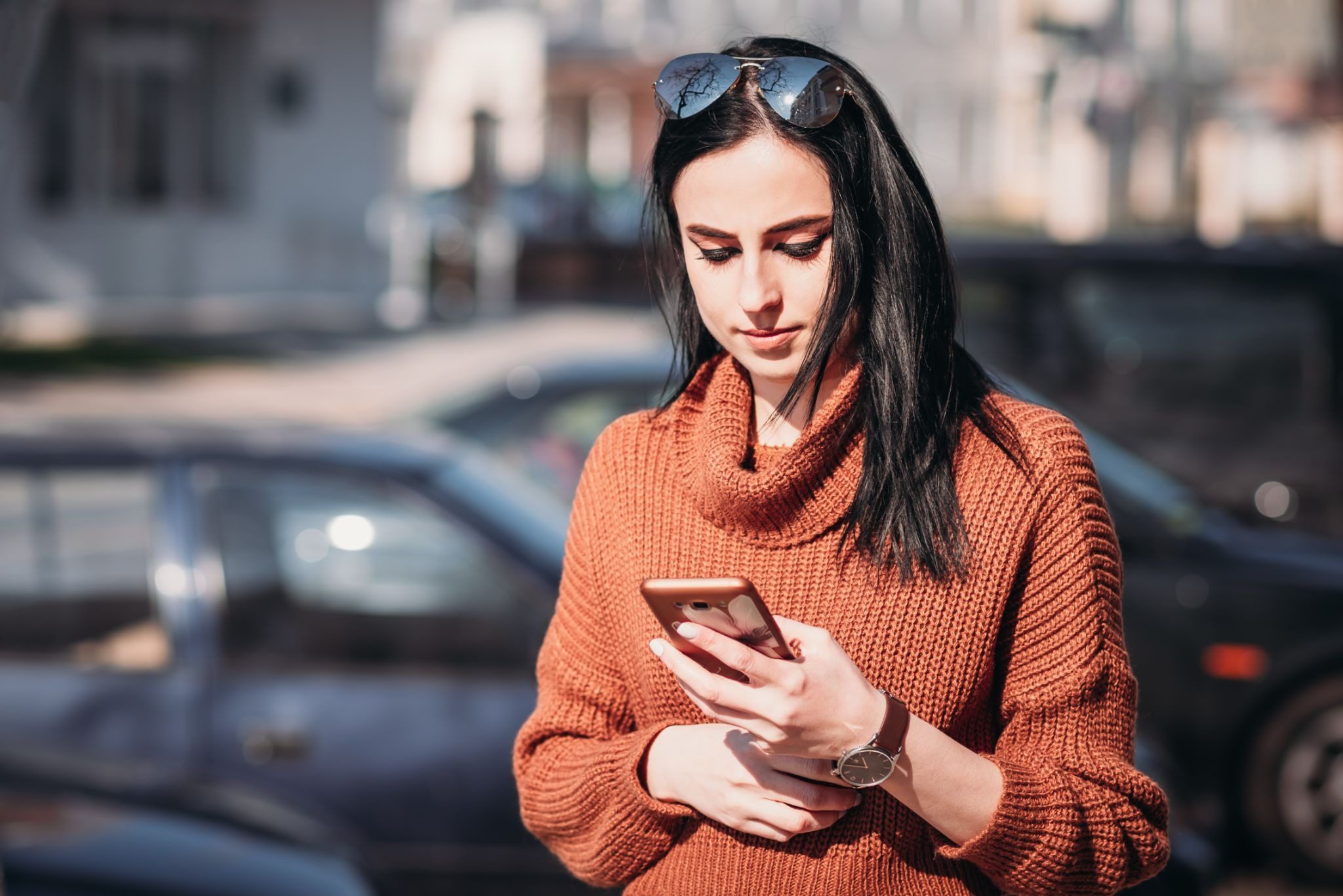 Женщина листает приложение знакомств на смартфоне