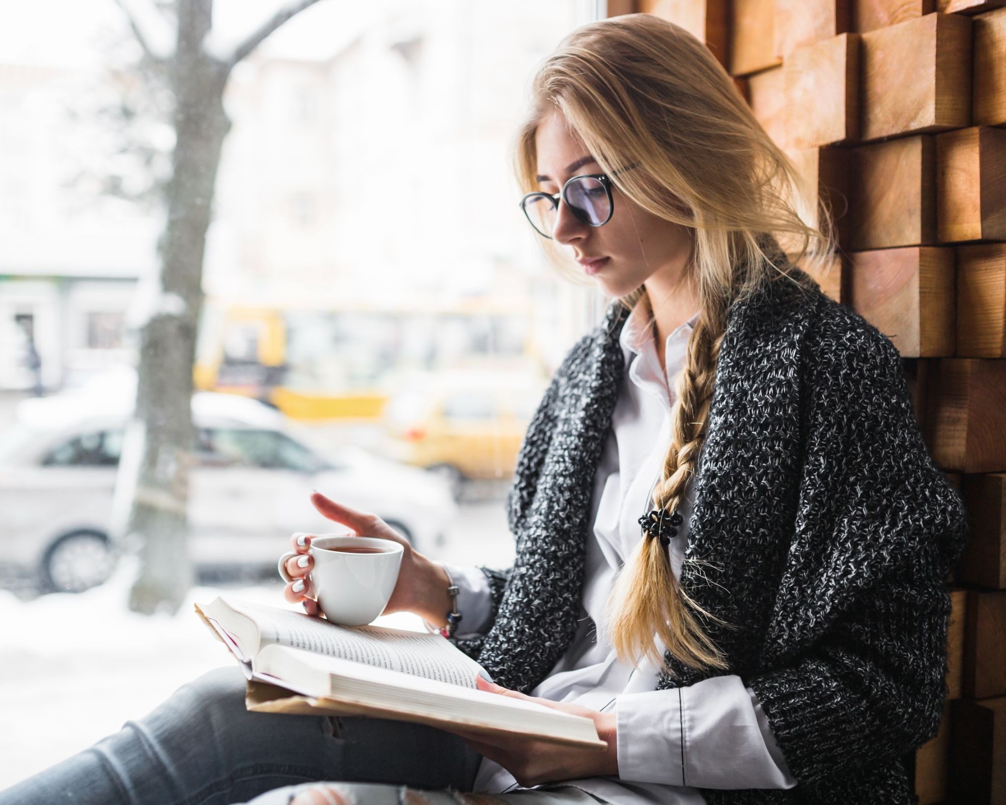 Студентка с книгой в кофейне