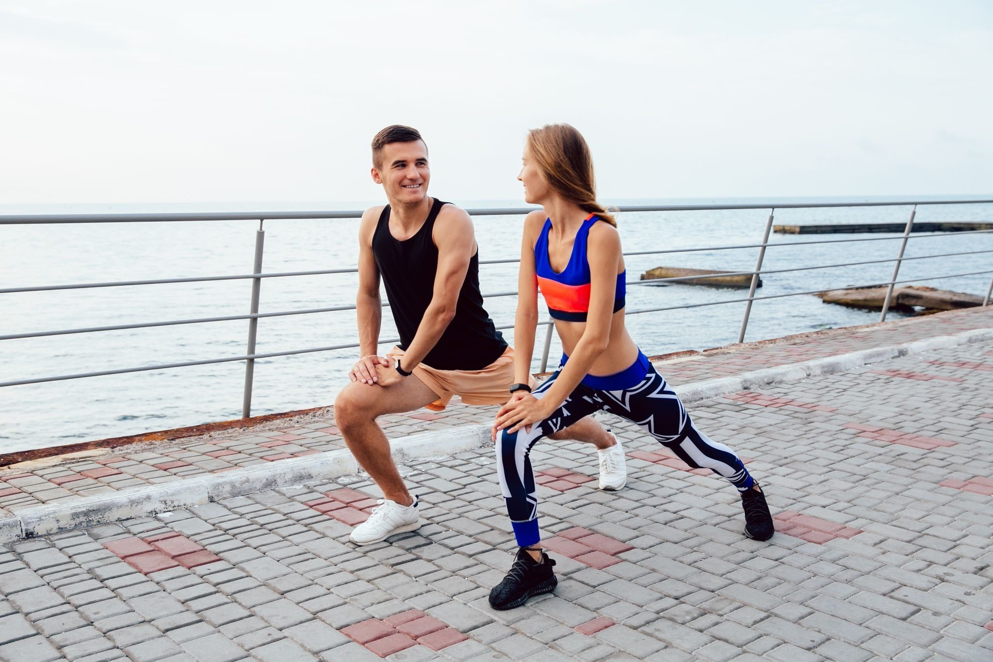 Спортсменка готовится к марафону на стадионе